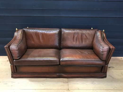 Кожаный диван в английском стиле
