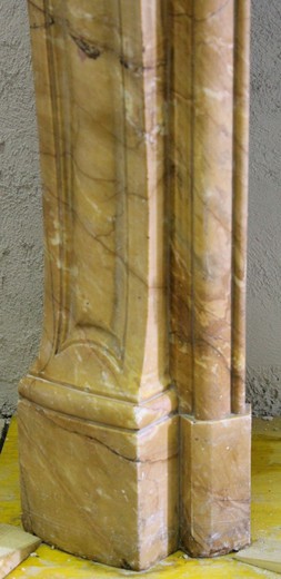 Старинный мраморный камин