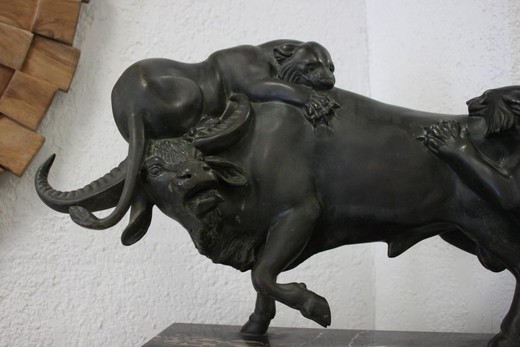 Антикварная скульптура «Нападение львиц на бизона»