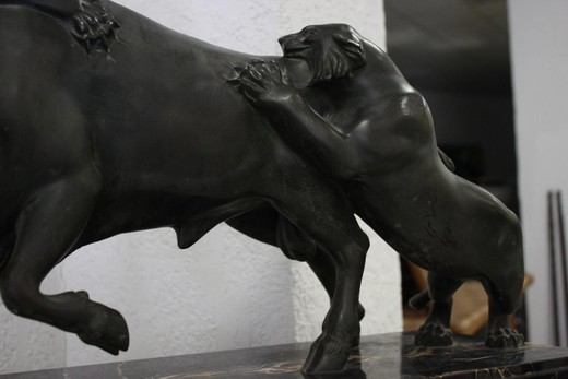 Antique sculpture "The attack of lionesses on the bison"