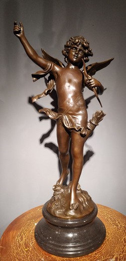 Старинная скульптура «Амур»