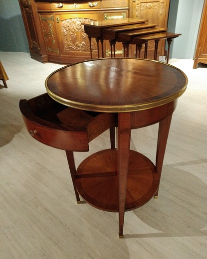 Антикварный кофейный столик