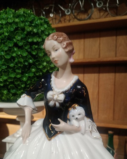 Антикварная скульптура "Дама с болонкой"