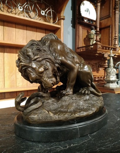 Антикварная скульптура " Лев и змея"