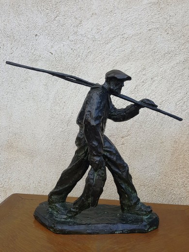 Антикварная скульптура «Рыбак»