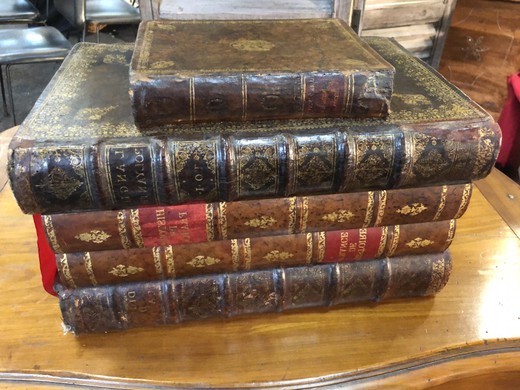Antique leather false books case liquor set