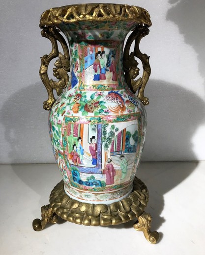 Антикварная ваза в восточном стиле