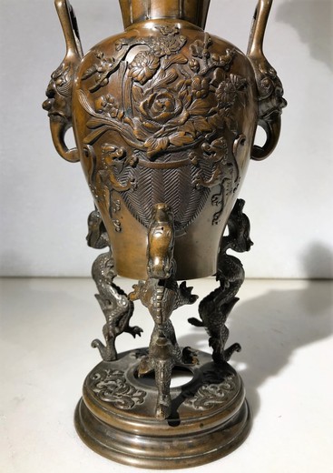 Антикварная ваза в восточном стиле