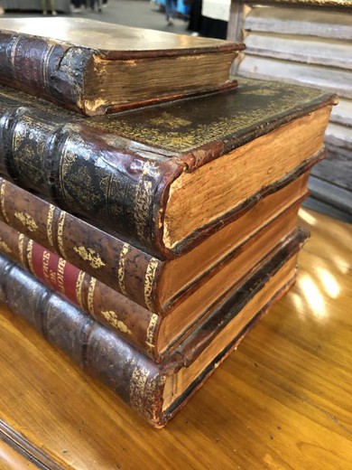 Antique leather false books case liquor set