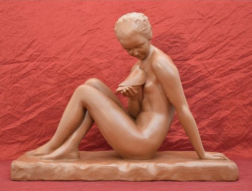 Антикварная скульптура "Девушка с голубем"