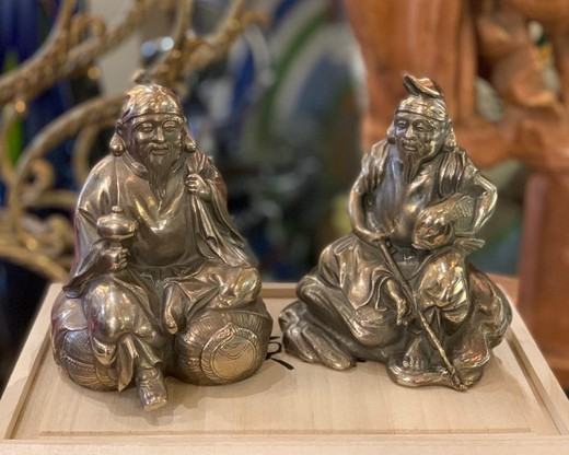 Sculptures of the gods Ebisu and Daikoku