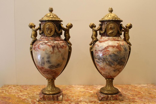 антикварные парные вазы из мрамора в стиле людовик 16