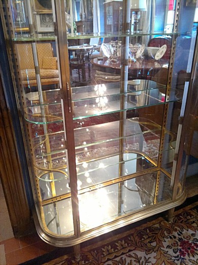 старинная мебель из латуни и стекла ретро