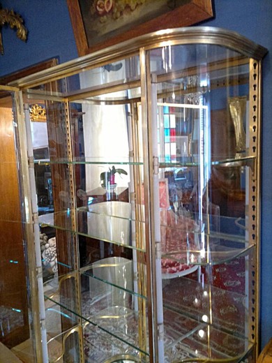 антикварный магазин мебели предметов декора и интерьера из латуни и стекла