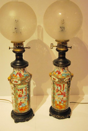 старинные настольные парные лампы в восточном стиле из фарфора и бронзы