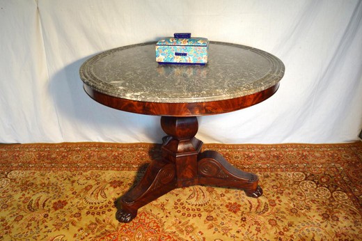 антикварный круглый стол в стиле ренессанс из красного дерева с мраморной столешницей