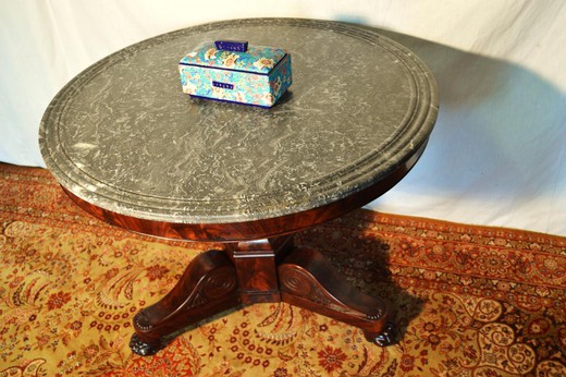 старинный круглый стол в стиле ренессанс из красного дерева с мраморной столешницей