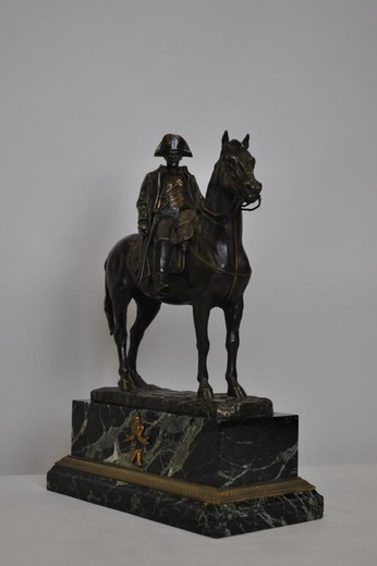 старинная скульптура наполеон бонапарт на коне из бронзы