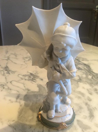 антикварная скульптура из бисквитного фарфора мальчик со сломанным зонтиком