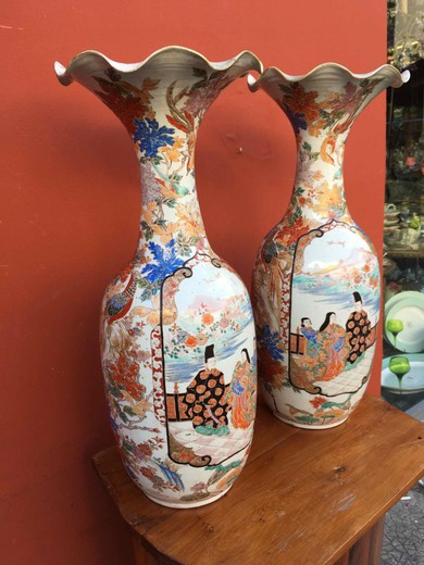 старинные парные вазы в восточном стиле из фарфора