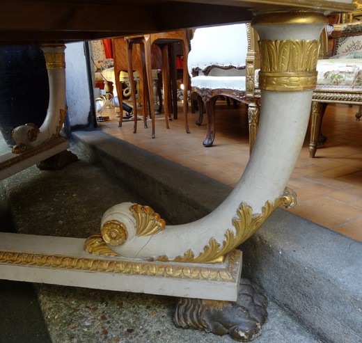 старинная мебель из дерева с золочением в стиле ампир