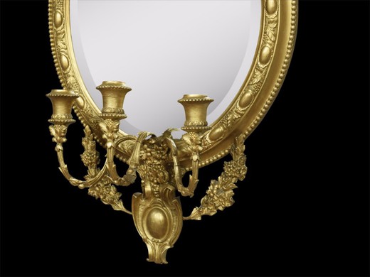 пара старинных зеркал в золоченых рамах, антикварные парные зеркала XIX века, пара антикварных зеркал из дерева с золочением, пара старинных зеркал XIX века, интерьерный декор с зеркалами, антикварные зеркала в интерьере