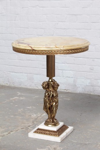антикварный круглый столик из золоченой бронзы с ониксом в стиле рококо