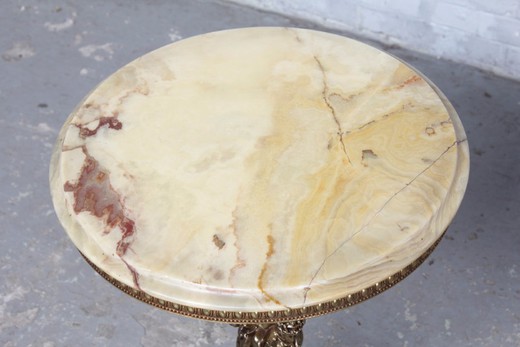 старинный круглый столик из золоченой бронзы с ониксом в стиле рококо