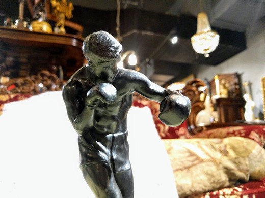 Скульптура боксер