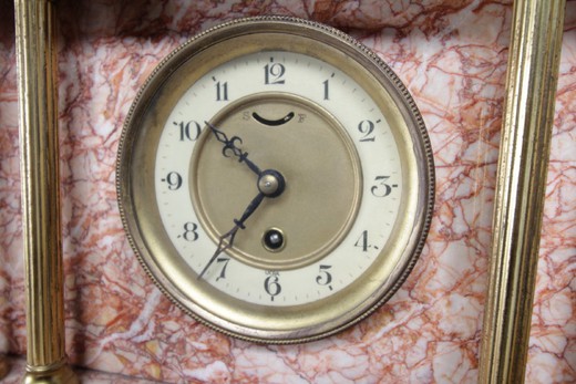 Антикварные часы с парными украшениями