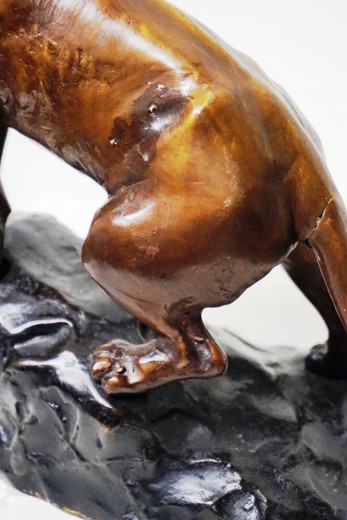 Антикварная скульптура «Львица с добычей»