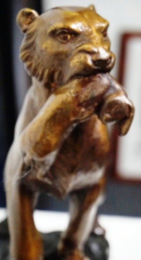 Антикварная скульптура «Львица с добычей»