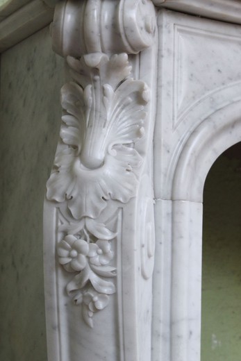 Старинный каминный портал в стиле Людовика XV