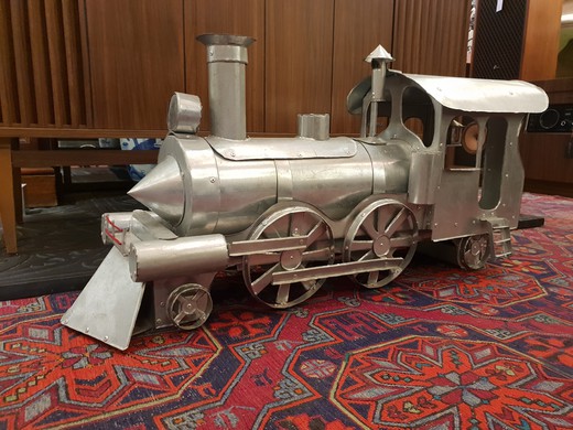 Model locomotive