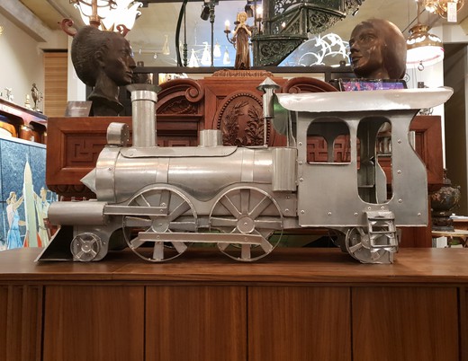 Model locomotive