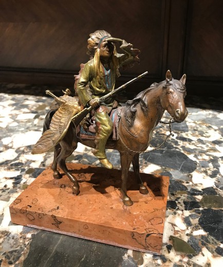 Антикварная скульптура «Индеец-охотник»