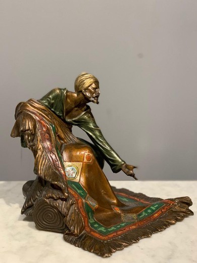 Антикварная скульптура «Торговец коврами»