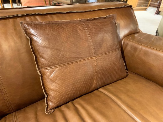 Два кожаных дивана
