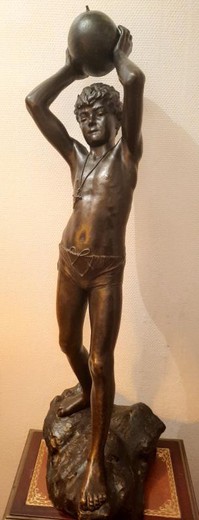 Антикварная скульптура «Юноша на камне»