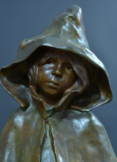 Антикварная скульптура "Девочка под дождем"