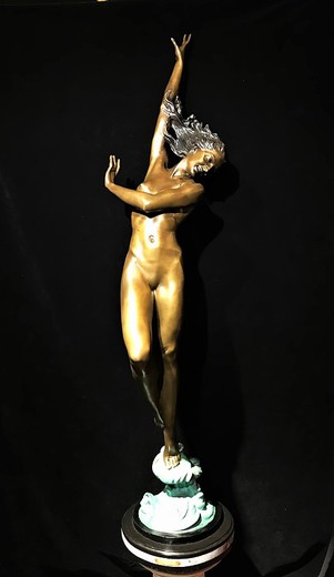 Скульптура "Купальщица"