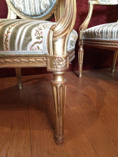 антикварный салонный гарнитур в стиле людовика XVI, старинный диван и два кресла в стиле людовика XVI, диван и пара кресел в стиле людовика XVI, анткиварный диван и парные кресла из дерева с золочением, стиль людовик XVI
