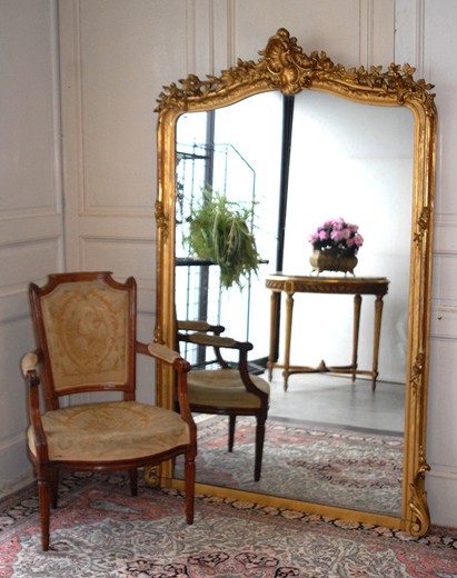 антикварное зеркало в стиле людовика пятнадцатого, зеркало из дерева с золочением антиквариат, антикварное зеркало в стиле рококо, зеркало в стиле людовика 15, антикварные зеркала, купить зеркало на заказ