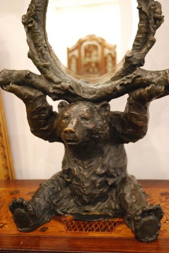 старинная скульптура медвежонок с зеркалом из бронзы