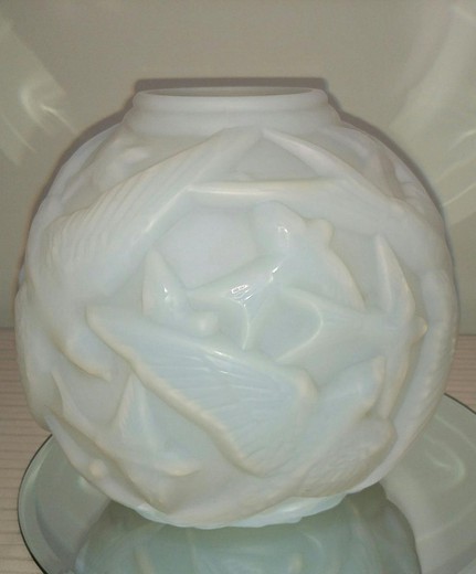 винтажная ваза в стиле арт-деко из стекла