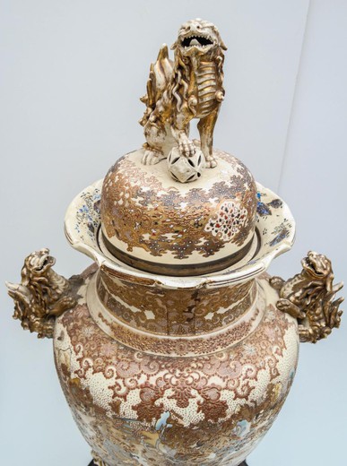 винтажная ваза сацума японская керамика с золочением на деревянном основании