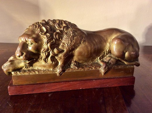 антикварная скульптура лев из бронзы на красном мраморе