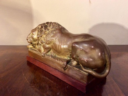 винтажная скульптура лев из бронзы на красном мраморе