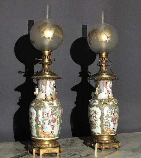 антикварные парные настольные лампы в восточном стиле из бронзы и фарфора 19 века