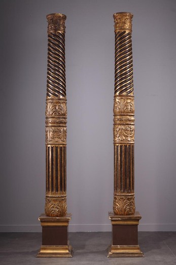 антикварные парные колонны из дерева с золочением